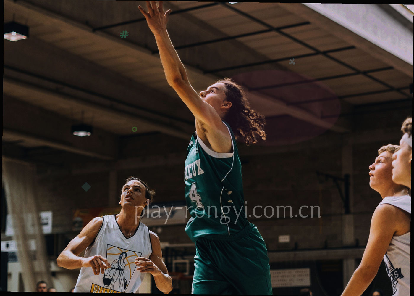 深色背景上悬浮的抽象设备轮廓与环绕光带，象征移动客户端界面